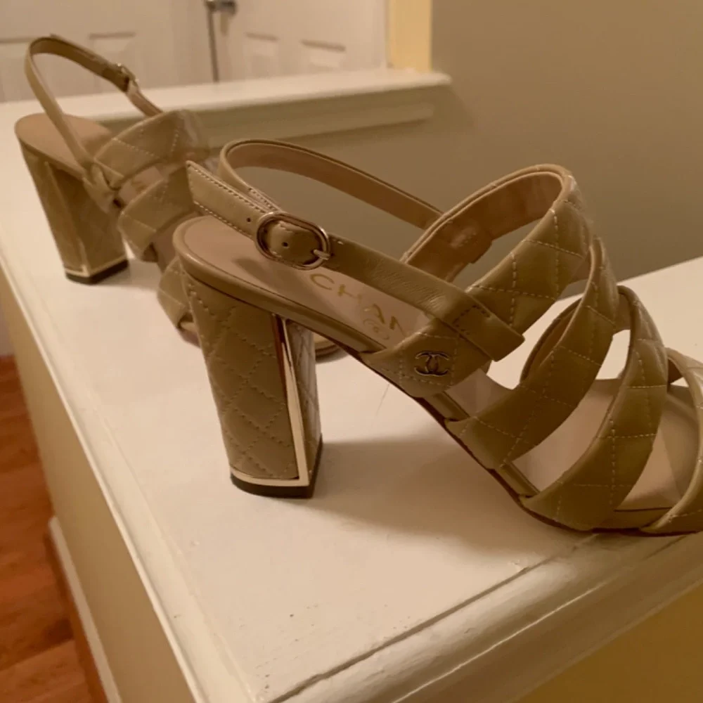 Chanel Nude Block Heel - Picture 4 of 11